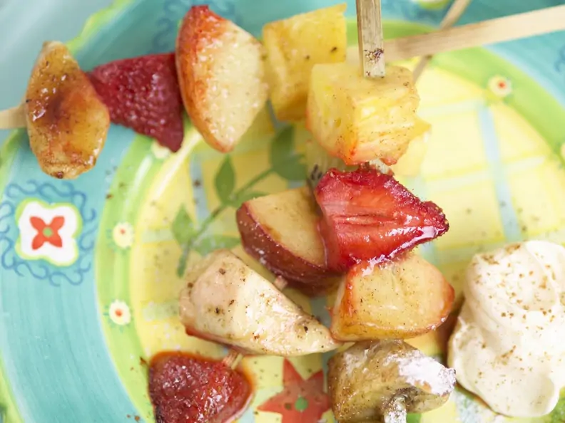 Gegrillte Obstspieße