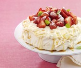 Baisertorte nach australischer Art mit Erdbeeren