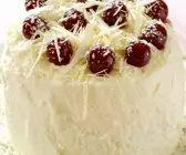 Weiße Schokoladentorte mit Kirschen
