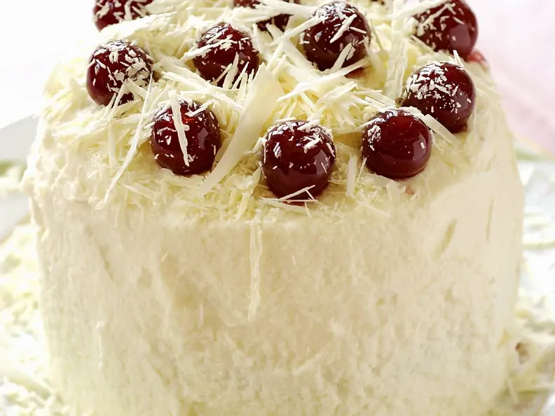 Weiße Schokoladentorte mit Kirschen