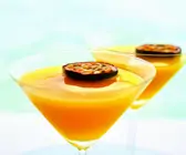 Sommerlicher Martini mit Maracuja und Sekt