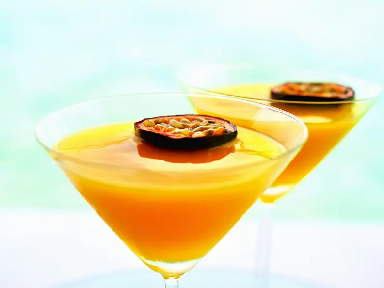 Sommerlicher Martini mit Maracuja und Sekt