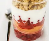 Müsli-Schichtspeise mit Obst
