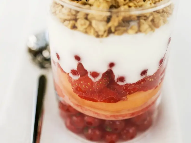 Müsli-Schichtspeise mit Obst