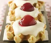 Mini-Waffeln mit Vanillecreme und Kirschen