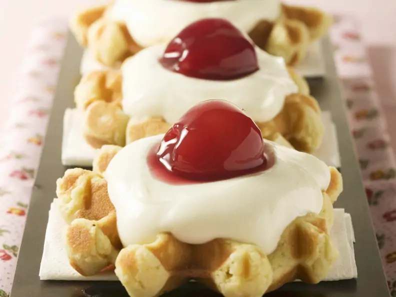 Mini-Waffeln mit Vanillecreme und Kirschen