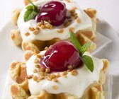 Vanillecreme-Waffeln mit Kirsche
