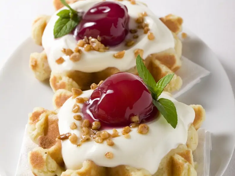Vanillecreme-Waffeln mit Kirsche