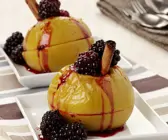 Bratapfel mit Brombeeren gefüllt