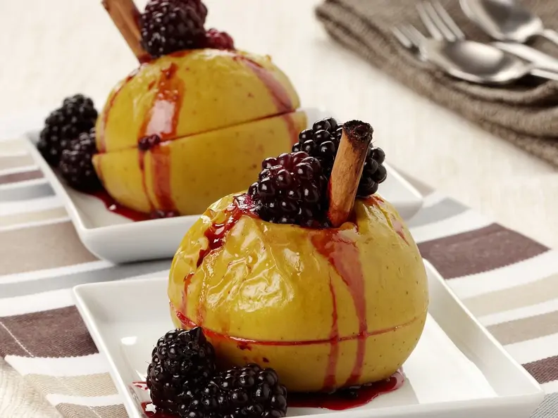 Bratapfel mit Brombeeren gefüllt