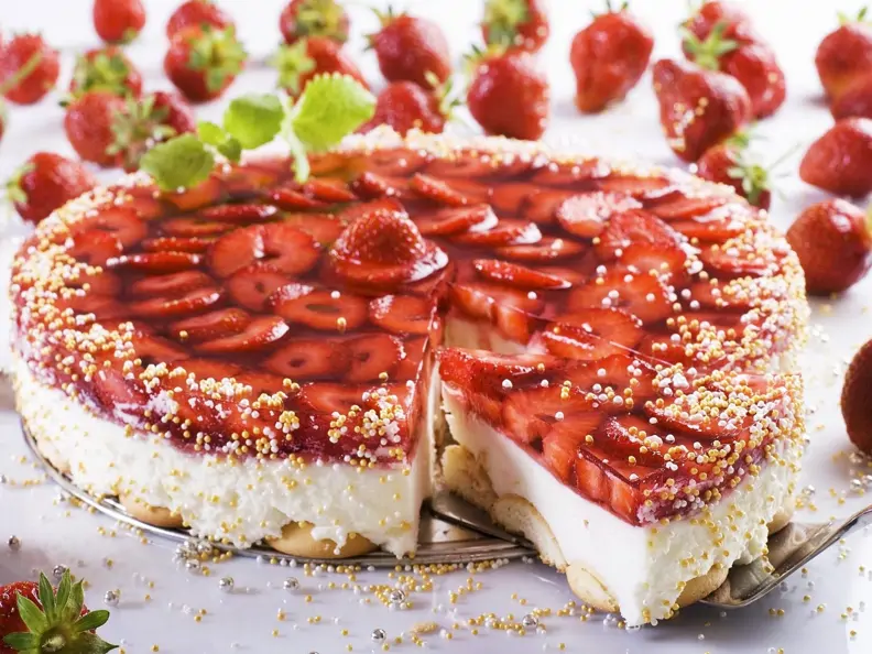 Erdbeer-Frischkäse-Torte mit Keksboden