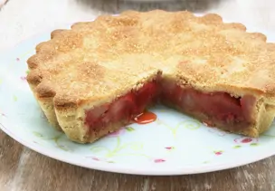 Gedeckter Rhabarberkuchen