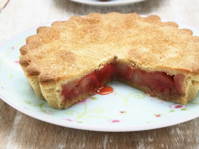 Gedeckter Rhabarberkuchen