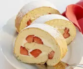 Erdbeer-Roulade auf weißem Teller