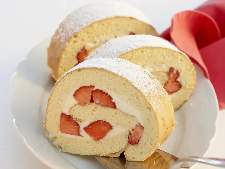 Erdbeer-Roulade auf weißem Teller