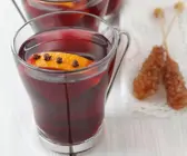 Glühwein mit Orange und Nelke