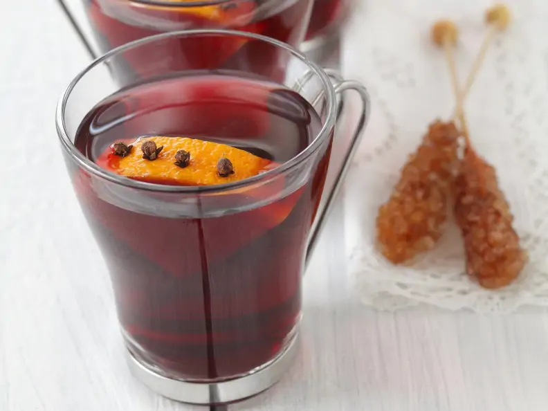 Glühwein mit Orange und Nelke