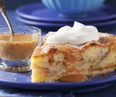 Apfelkuchen mit Marzipan und Karamellsoße