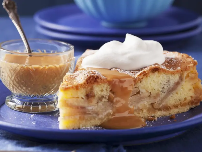 Apfelkuchen mit Marzipan und Karamellsoße