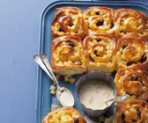 Apfelschneckenkuchen mit Vanillesauce