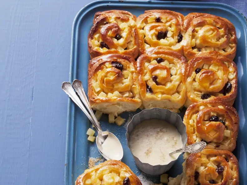 Apfelschneckenkuchen mit Vanillesauce