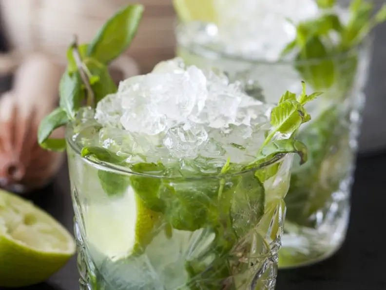 Minzcocktail mit Ingwer
