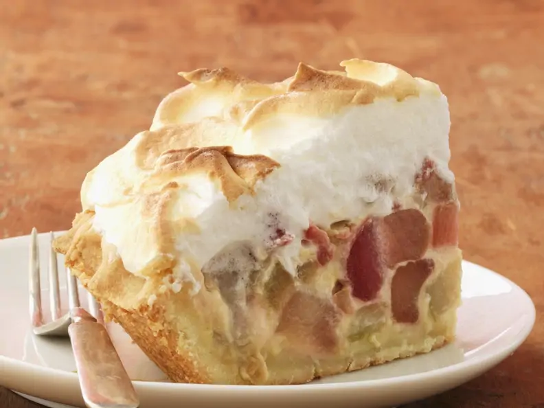 Rhabarber-Baiser-Kuchen-Stück