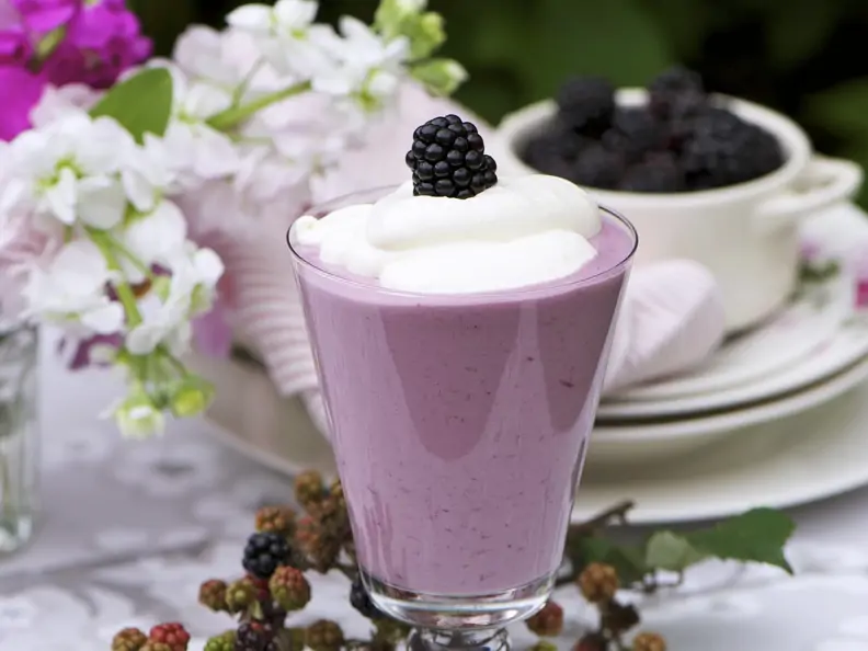 Quarkspeise mit Brombeeren