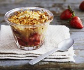 Erdbeer-Rhabarber-Crumble mit Kokos