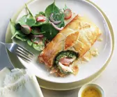 Lachsfilet mit Brunnenkresse im Blätterteig