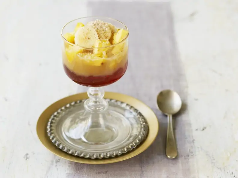 Obst-Schichtspeise mit Apfelmus