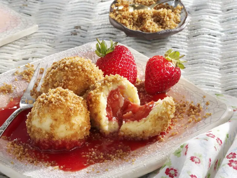 Topfenknödel mit Erdbeerfüllung