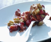 Karamellisierter Erdbeer-Rhabarber-Salat