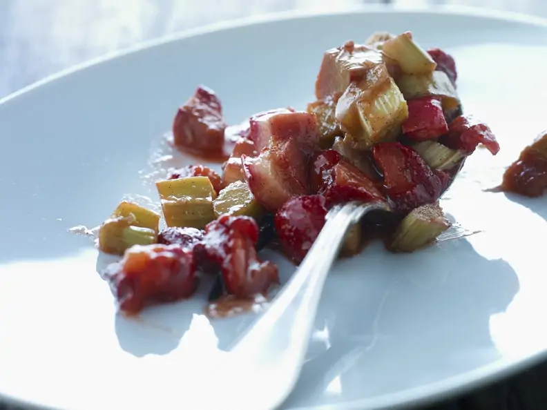 Karamellisierter Erdbeer-Rhabarber-Salat