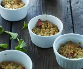 Rhabarber-Crumble in kleinen Schälchen
