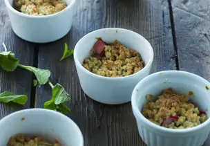Rhabarber-Crumble in kleinen Schälchen