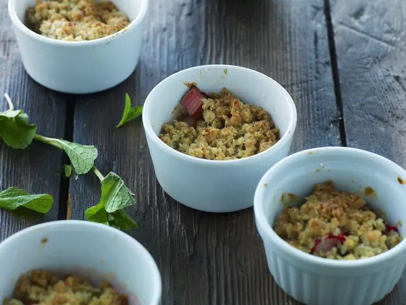 Rhabarber-Crumble in kleinen Schälchen