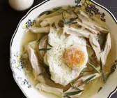 Geflügelsuppe mit verlorenem Ei