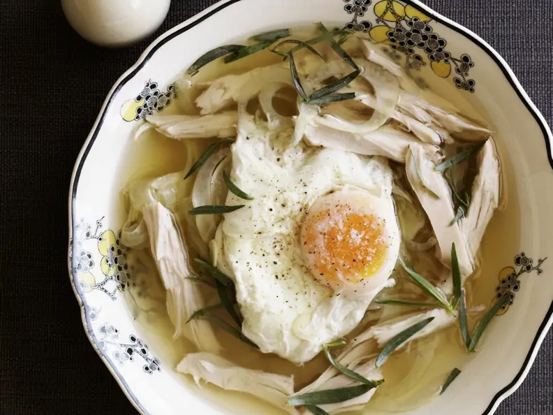 Geflügelsuppe mit verlorenem Ei