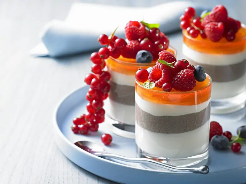 Schichtdessert mit Beeren