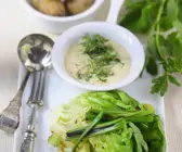 Gebratener Salat mit Kräuter-Dip und Kartoffeln