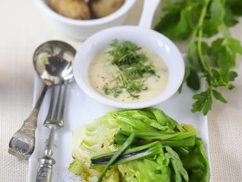 Gebratener Salat mit Kräuter-Dip und Kartoffeln
