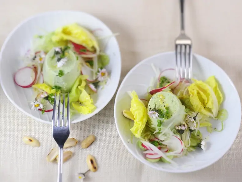 Kräuterflan mit Salat