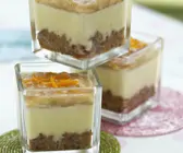 Mini-Käsekuchen mit Bananen in Dessertgläschen