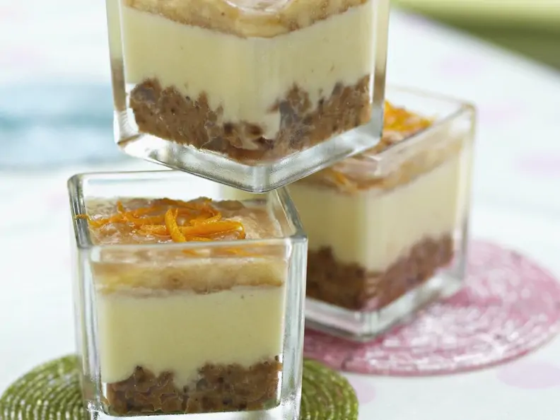 Mini-Käsekuchen mit Bananen in Dessertgläschen