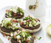 Lamm-Burger mit Schafskäse und Tomaten