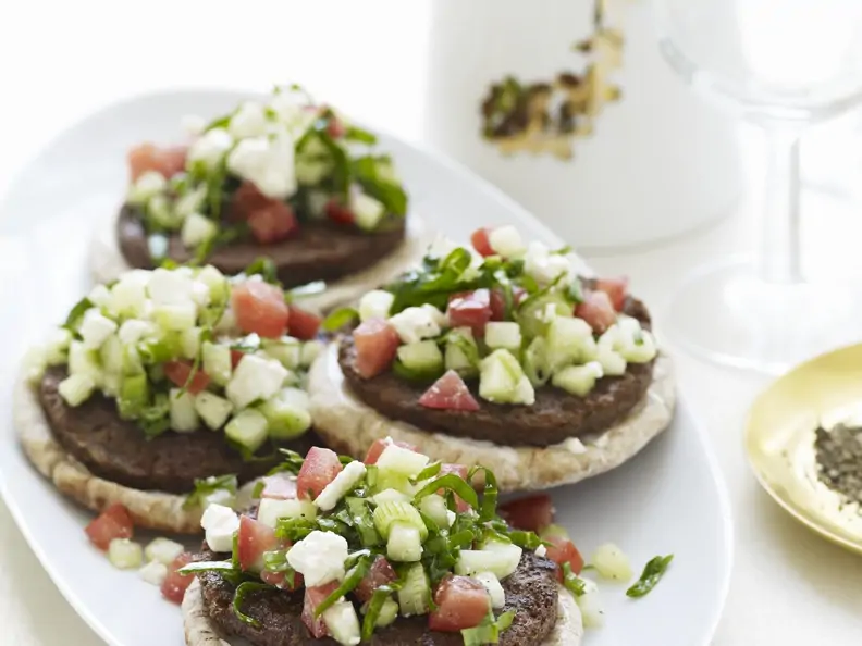Lamm-Burger mit Schafskäse und Tomaten