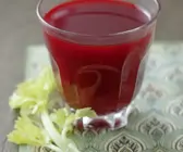 Rote-Bete-Karotten-Saft mit Staudensellerie