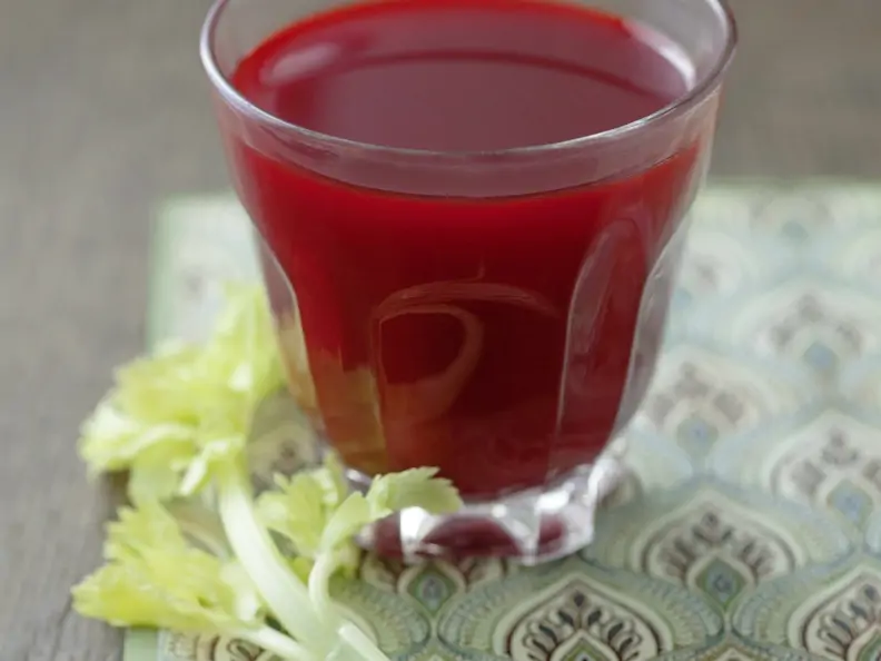 Rote-Bete-Karotten-Saft mit Staudensellerie