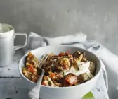 Orientalische Reispfanne mit Lamm (Biryani)